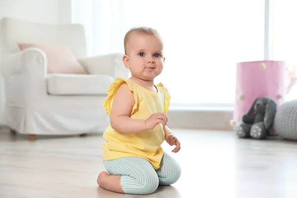 Niedliches Baby Mädchen auf dem Fußboden im Zimmer — Stockfoto