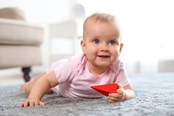 귀여운 아기 소녀 재생 에 바닥 에 방 — 스톡 사진