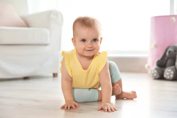 Sevimli kız bebek odada katta oturan — Stok fotoğraf