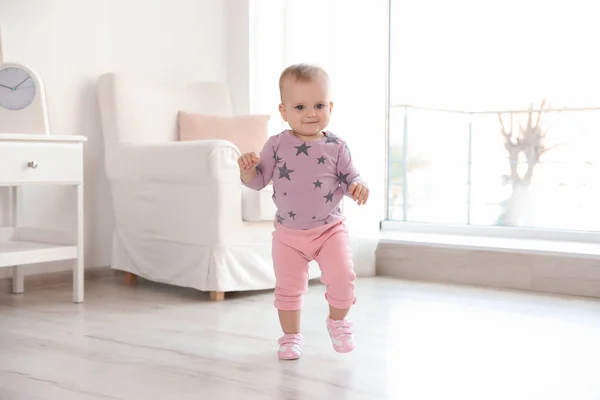 Niedliche Baby-Mädchen zu Fuß in Zimmer zu Hause — Stockfoto