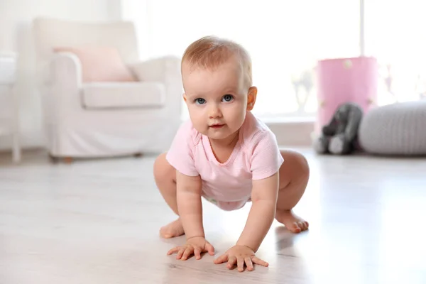 Cute Baby Girl na podłodze w pokoju — Zdjęcie stockowe