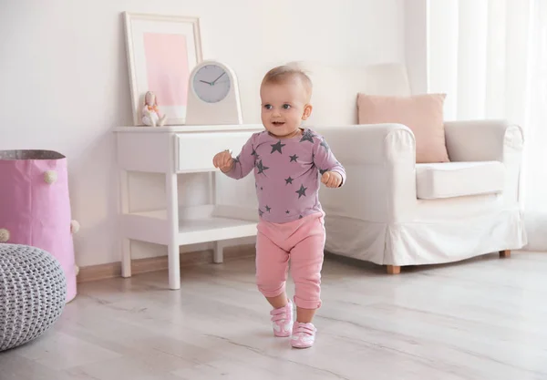 Niedliche Baby-Mädchen zu Fuß in Zimmer zu Hause — Stockfoto