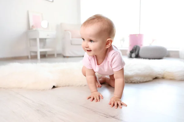 Niedliche Baby-Mädchen kriechen auf dem Boden im Zimmer — Stockfoto