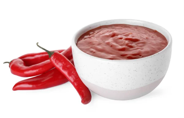 Skål med röd sås och färsk chilipeppar isolerad på vit — Stockfoto