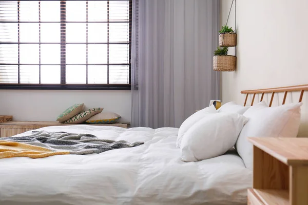 Μοντέρνο εσωτερικό δωμάτιο με άνετο διπλό κρεβάτι και περσίδες παραθύρων — Φωτογραφία Αρχείου
