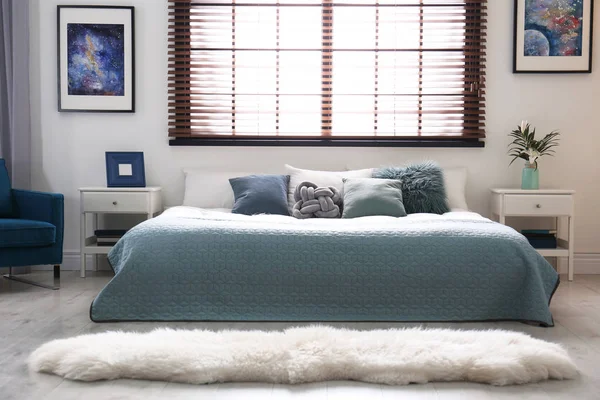 Modern kamer interieur met comfortabel dubbel bed en jaloezieën — Stockfoto