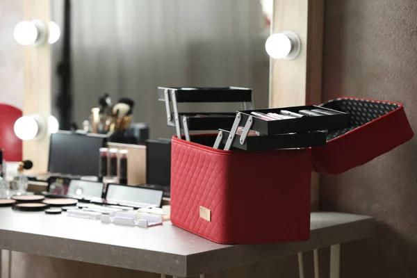 Estuche con productos de maquillaje en tocador — Foto de Stock