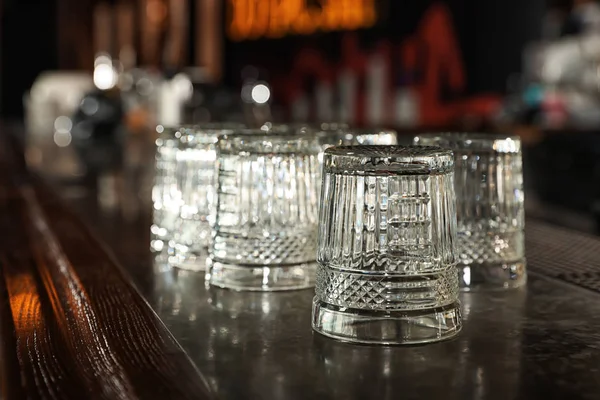 Modern barda tezgahta boş temiz bardaklar