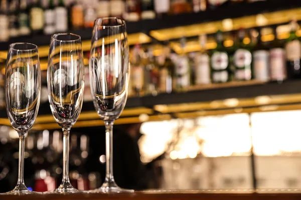 Vide verres à champagne propres sur le comptoir dans le bar. Espace pour le texte — Photo