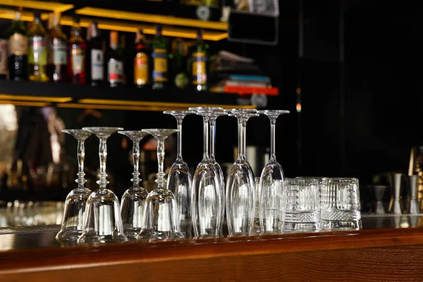 Verschillende lege schone glazen op teller in Bar — Stockfoto