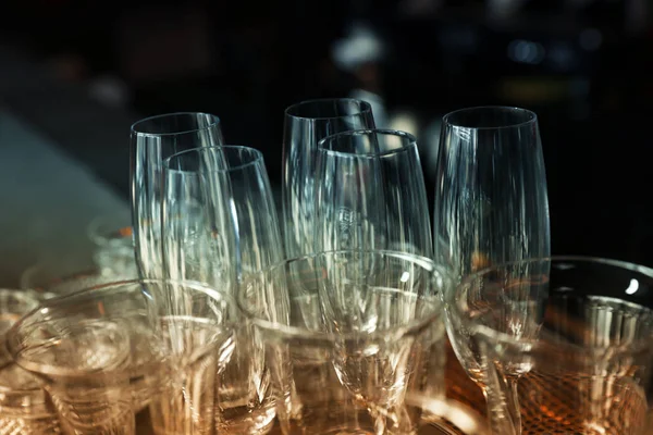 Différents verres propres vides dans le bar, gros plan — Photo