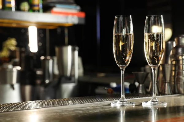 Verres de champagne sur comptoir au bar. Espace pour le texte — Photo