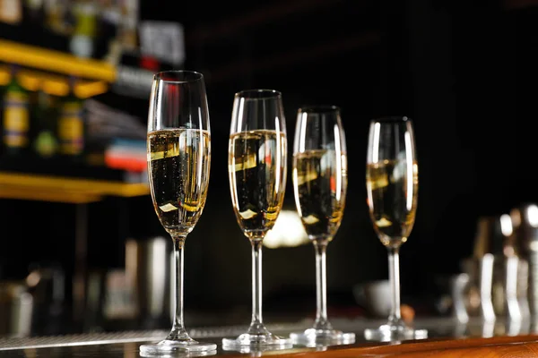 Verres de champagne sur comptoir au bar. Espace pour le texte — Photo