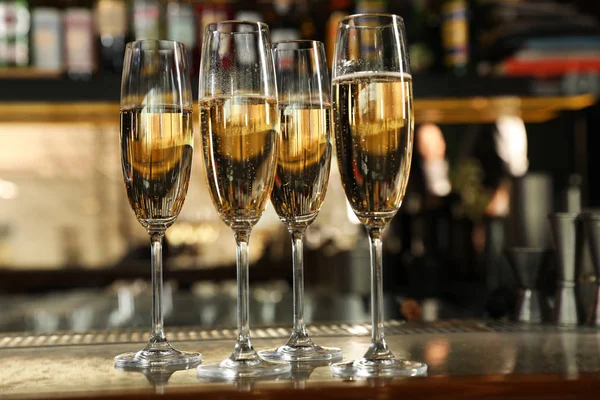 Barda tezgahta şampanya kadehleri — Stok fotoğraf