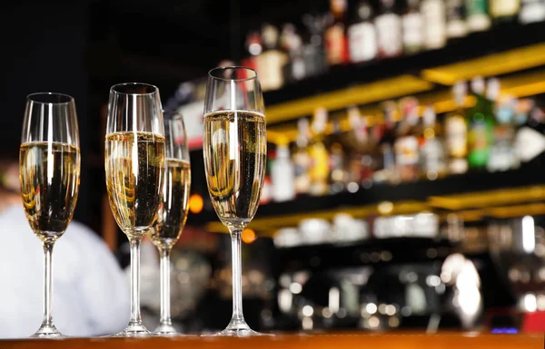 Glazen champagne op de teller in de bar. Ruimte voor tekst — Stockfoto