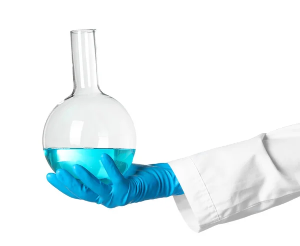 Egy üveglombikot tartó, fehér háttéren folyadékkal ellátott üveg. Vegyészeti kutatások — Stock Fotó