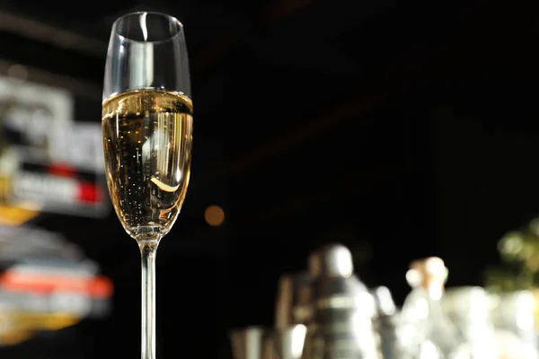 Barda bir kadeh şampanya, düşük açı manzarası. Metin için alan — Stok fotoğraf