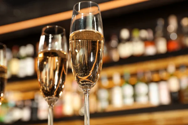 Glazen Champagne in Bar, lage hoek uitzicht. Ruimte voor tekst — Stockfoto