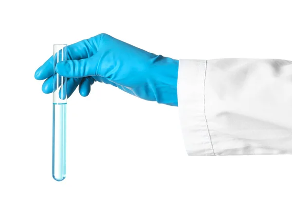 科学家拿着带液体的试管在白色背景上。化学研究 — 图库照片