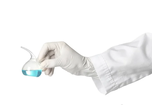 Científico sosteniendo réplica con líquido sobre fondo blanco. Investigación química —  Fotos de Stock