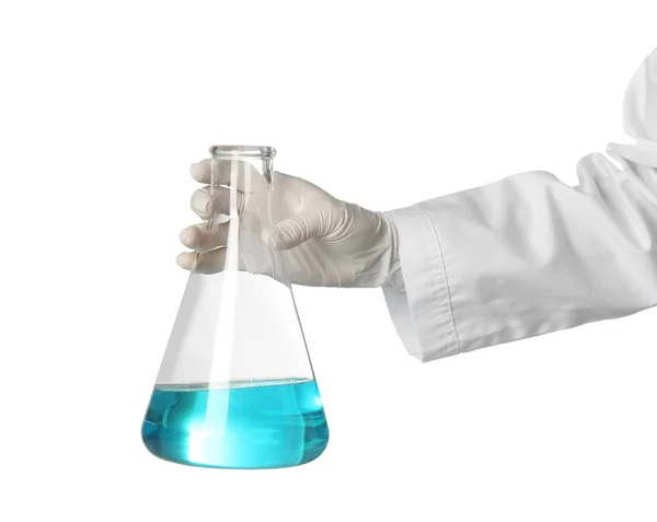Wissenschaftler hält Glaskolben mit Flüssigkeit auf weißem Hintergrund. chemische Forschung — Stockfoto