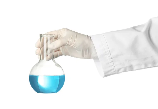 Scientifique tenant une fiole en verre avec du liquide sur fond blanc. Recherche chimique — Photo