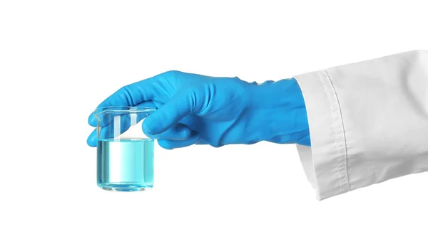 Вчений тримає скляний стакан з рідиною на білому тлі. хімічних досліджень — стокове фото