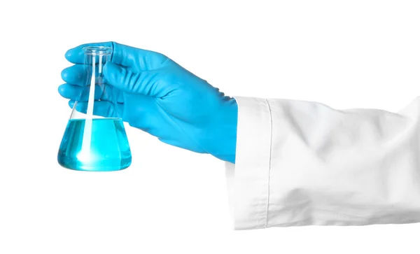 Scientifique tenant une fiole en verre avec du liquide sur fond blanc. Recherche chimique — Photo
