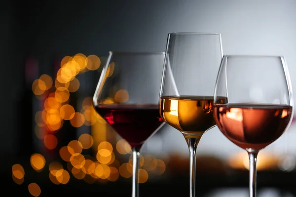 デフォーカスライトに対して異なるワインを持つグラス、クローズアップ。テキスト用のスペース — ストック写真