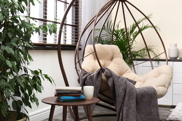 Elegante interno camera moderna con sedia a dondolo — Foto Stock