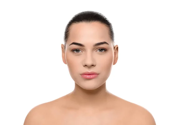 Portret młodej kobiety z piękną twarzą i naturalnym makijażem na białym tle — Zdjęcie stockowe