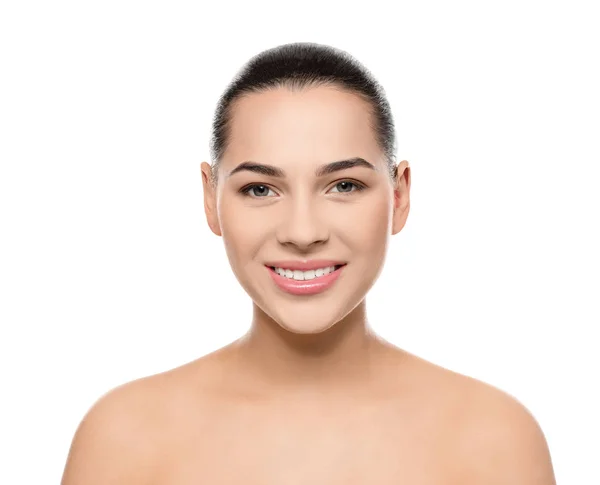 Retrato de jovem com rosto bonito e maquiagem natural sobre fundo branco — Fotografia de Stock