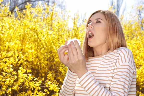 Vrouw met seizoensgebonden allergie buiten, ruimte voor tekst — Stockfoto