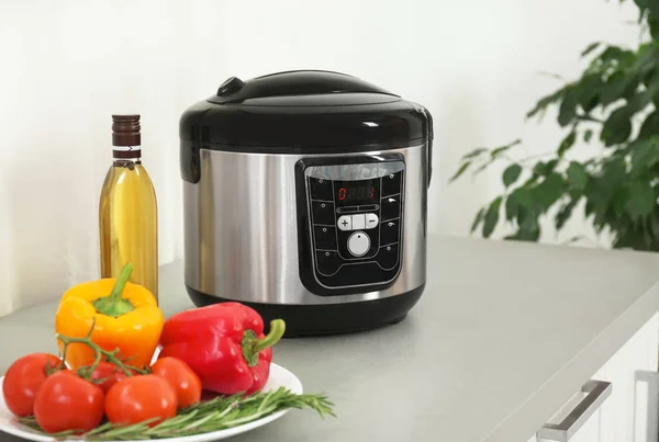 Fogão multi moderno e produtos na mesa da cozinha. Espaço para texto — Fotografia de Stock