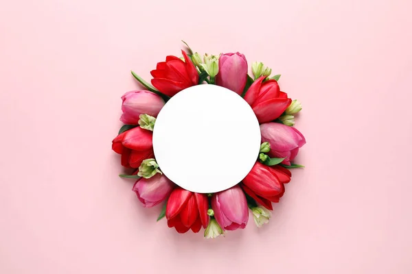 Όμορφη σύνθεση με λουλούδια άνοιξη και κενή κάρτα στο φόντο χρώμα, πάνω όψη. Χώρος για κείμενο — Φωτογραφία Αρχείου