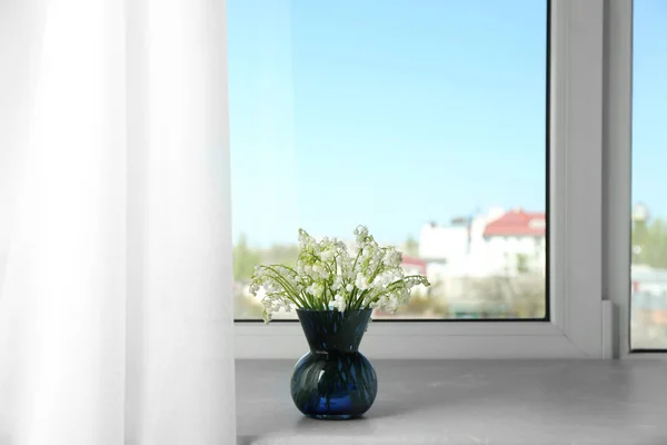 Lírio bonito do buquê de vale em vaso no peitoril da janela — Fotografia de Stock