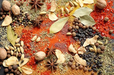 Arka plan, üstten görünüm olarak farklı Aromatik baharatlar