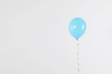 Açık arka planda parlak balon, metin için alan. Kutlama zamanı