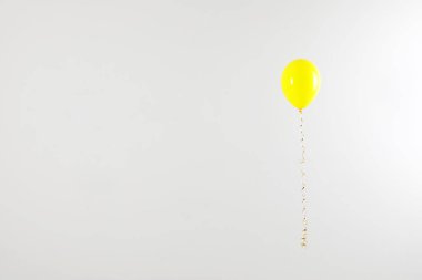 Açık arka planda parlak balon, metin için alan. Kutlama zamanı
