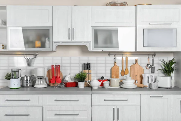 Interior de la cocina con platos limpios, utensilios de cocina y electrodomésticos — Foto de Stock