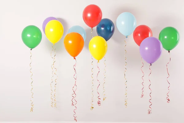 Różne jasne balony na jasnym tle. Czas obchodów — Zdjęcie stockowe