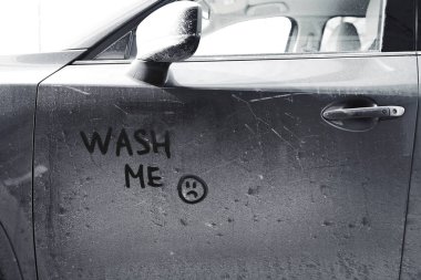 Yazıt Wash Me ve araba kapı, closeup üzerinde üzgün surat