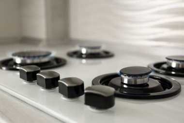 Modern soba üzerinde mavi alev ile gaz brülörleri, closeup