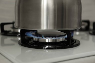 Modern gaz sobası üzerinde çelik su ısıtıcısı, closeup