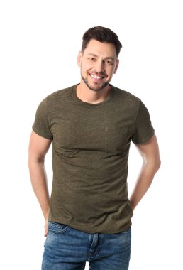 Beyaz arka plan üzerinde poz yakışıklı bir adam portresi