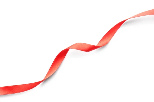 Nastro rosso semplice su sfondo bianco, vista dall'alto. Decorazione festiva — Foto Stock