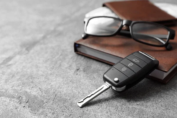 Composición con accesorios masculinos y llave del coche sobre fondo gris. Espacio para texto —  Fotos de Stock