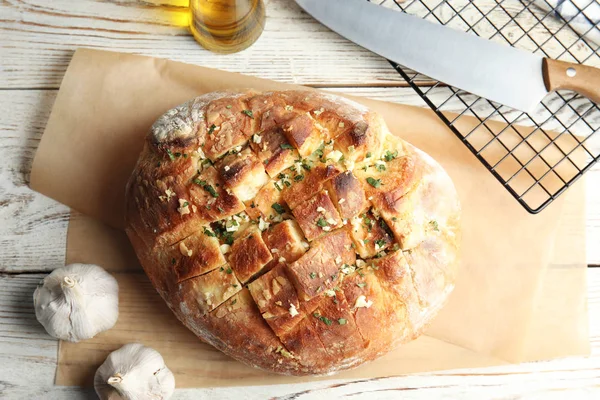 테이블에 만든 마늘 빵과 편평한 누워 구성 — 스톡 사진