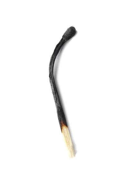 Um fósforo queimado preto no fundo branco — Fotografia de Stock