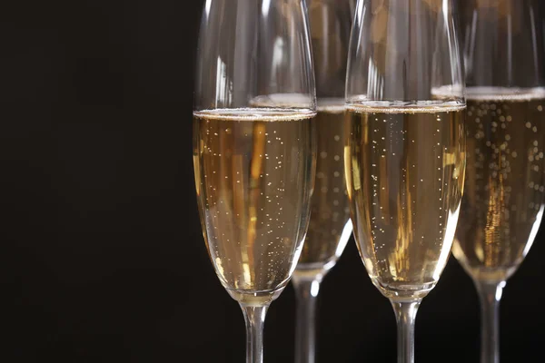 Glazen champagne op donkere achtergrond, close-up. Ruimte voor tekst — Stockfoto